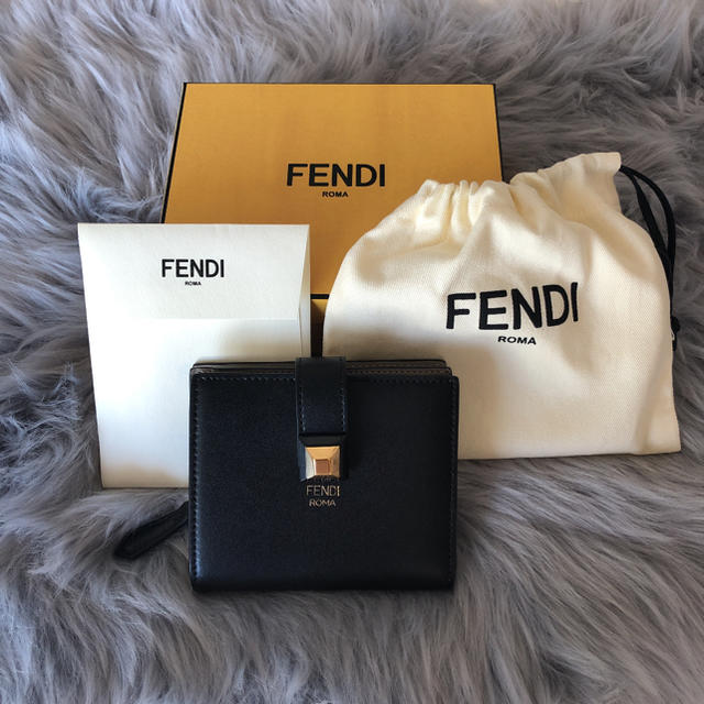 FENDI(フェンディ)の美品♡フェンディ スタッズ　折り財布 レディースのファッション小物(財布)の商品写真