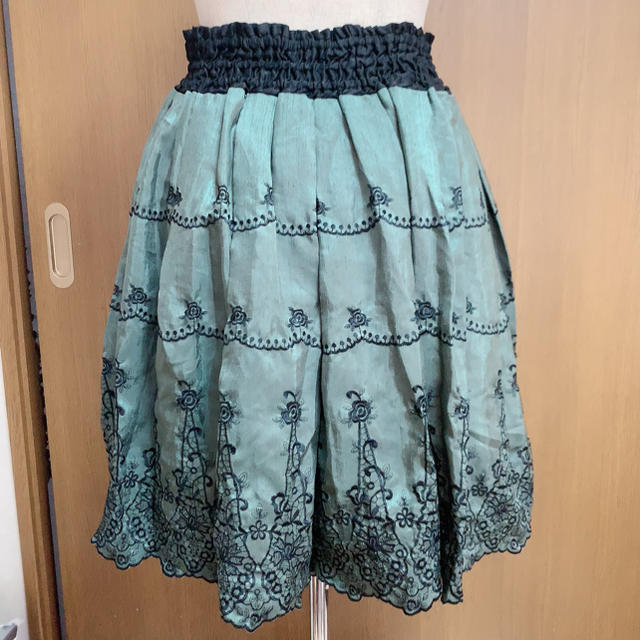axes femme(アクシーズファム)のaxesfemme刺繍モスグリーンスカート レディースのスカート(ひざ丈スカート)の商品写真