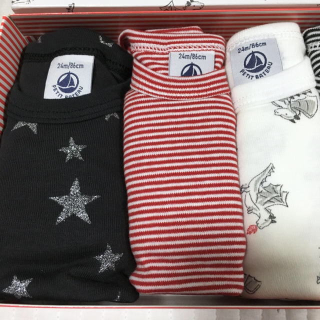 PETIT BATEAU(プチバトー)の＊ご専用＊新品未使用  プチバトー  プリント  長袖 ボディ  24m  3枚 キッズ/ベビー/マタニティのキッズ服男の子用(90cm~)(下着)の商品写真