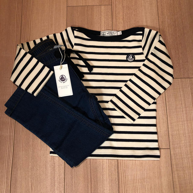 PETIT BATEAU(プチバトー)の新品　プチバトー  トップスとデニムパンツのセット キッズ/ベビー/マタニティのキッズ服男の子用(90cm~)(Tシャツ/カットソー)の商品写真