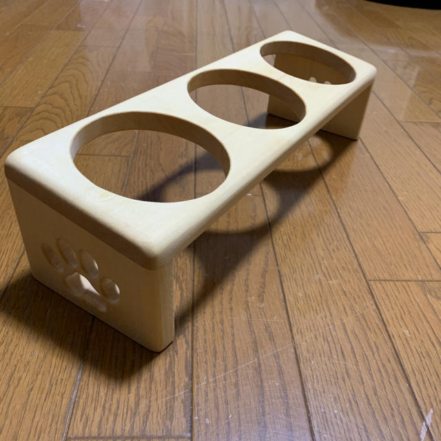 ハンドメイド 木製餌台 、餌入れ、フードテーブル、食器台、、猫、子犬用 3穴