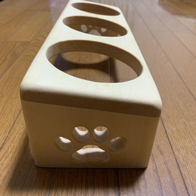 ハンドメイド 木製餌台 、餌入れ、フードテーブル、食器台、、猫、子犬用 3穴