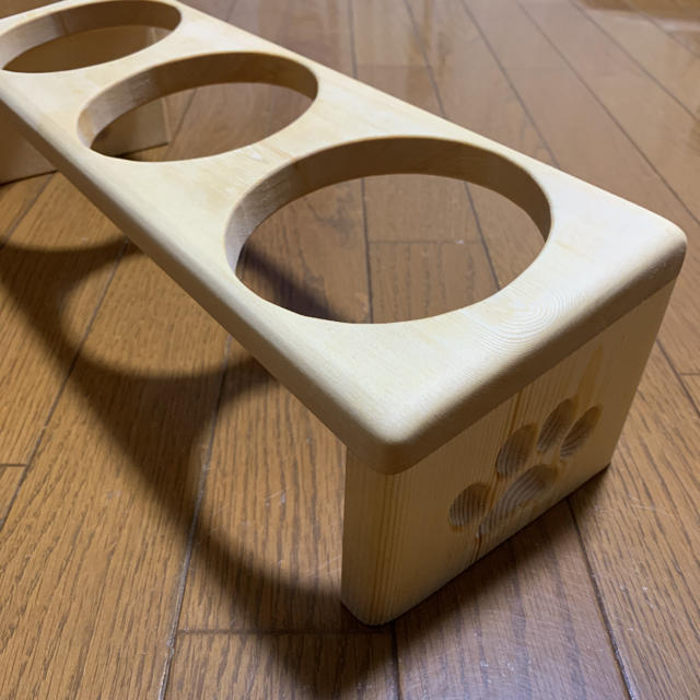 ハンドメイド 木製餌台 、餌入れ、フードテーブル、食器台、、猫、子犬用 3穴