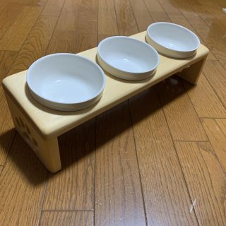 ハンドメイド 木製餌台 、餌入れ、フードテーブル、食器台、、猫、子犬用 3穴(猫)