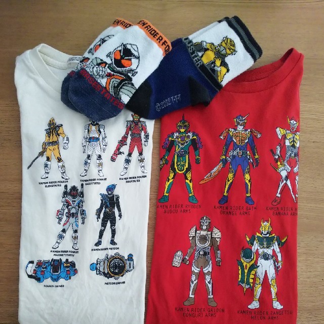 UNIQLO(ユニクロ)の仮面ライダーヒーロー戦隊  Tシャツ ソックス おまとめ 中古 キッズ/ベビー/マタニティのキッズ服男の子用(90cm~)(Tシャツ/カットソー)の商品写真