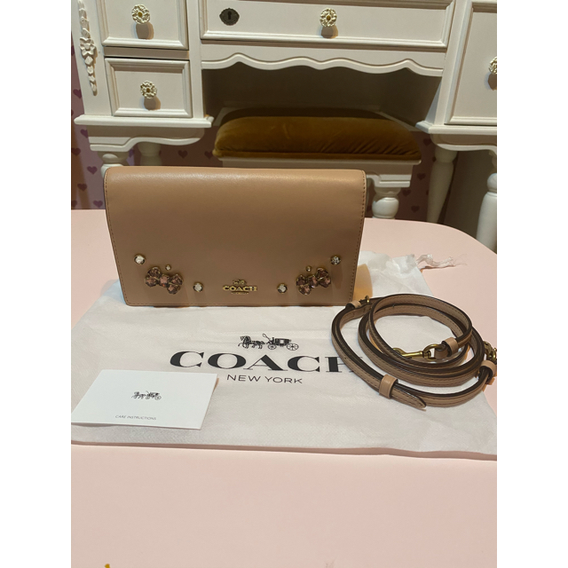 COACH(コーチ)の最終お値下げ　新品未使用　coach  コーチ　ストラップ付き　長財布　バッグ レディースのファッション小物(財布)の商品写真