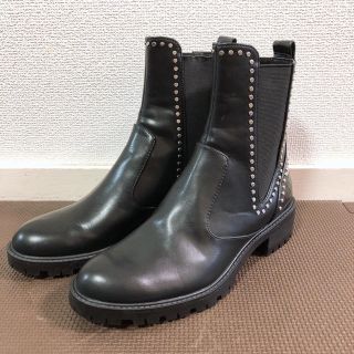 ザラ(ZARA)のZARA スタッズ サイドゴアブーツ(ブーツ)