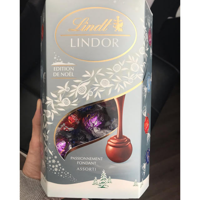 Lindt(リンツ)のリンドール　337g ノエル限定 食品/飲料/酒の食品(菓子/デザート)の商品写真