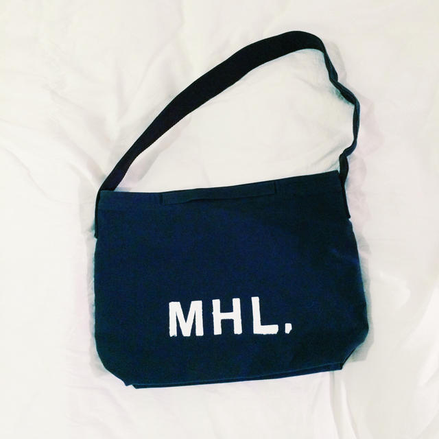 MHL.ロゴバッグ ネイビー