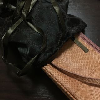 グッチ(Gucci)のピンク 蛇革 ポーチ 袋 リボン付き(ポーチ)