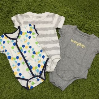 ベビーギャップ(babyGAP)の70㎝90㎝半袖ロンパース3枚セット☆(ロンパース)