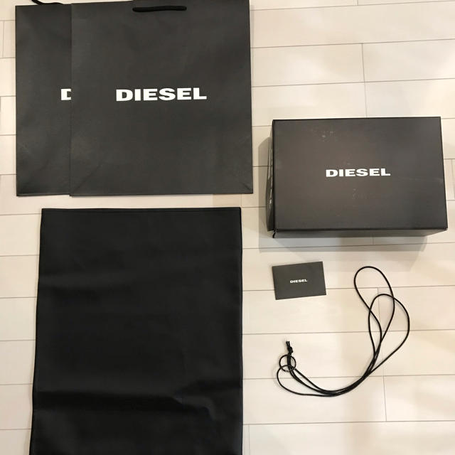 DIESEL(ディーゼル)のDIESEL ショッパー  レザー　チャーム　箱　封筒 レディースのバッグ(ショップ袋)の商品写真