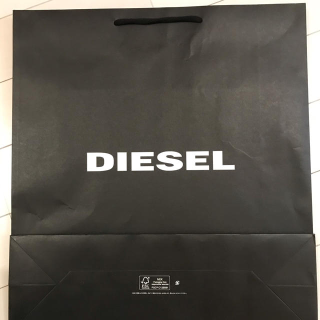 DIESEL(ディーゼル)のDIESEL ショッパー  レザー　チャーム　箱　封筒 レディースのバッグ(ショップ袋)の商品写真