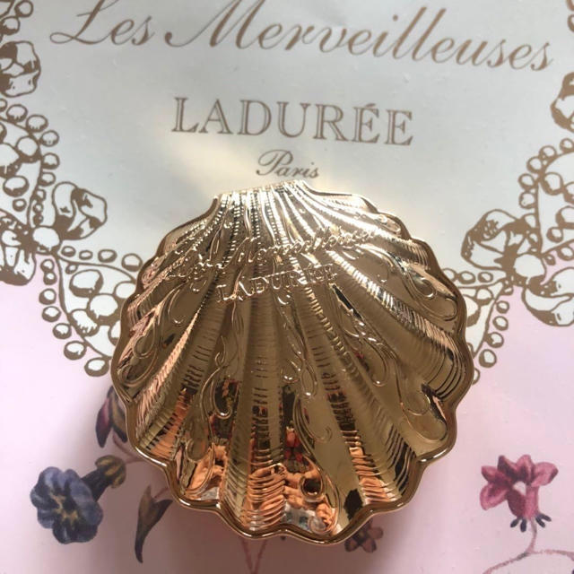 LADUREE(ラデュレ)のラデュレ 24kコーティング  貝殻パウダーケース 新品 コスメ/美容のベースメイク/化粧品(その他)の商品写真