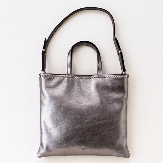 Yonfa studs leather tote (silver) - ショルダーバッグ