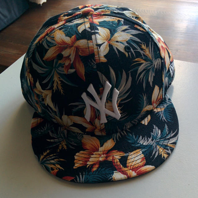 NEW ERA(ニューエラー)のプーちゃん様専用　　　NEW ERAヤンキース花柄キャップ  メンズの帽子(キャップ)の商品写真