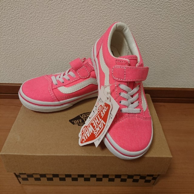 VANS(ヴァンズ)のVANS  ピンク  １８センチ  ネオンカラー   蛍光ピンク キッズ/ベビー/マタニティのキッズ靴/シューズ(15cm~)(スニーカー)の商品写真