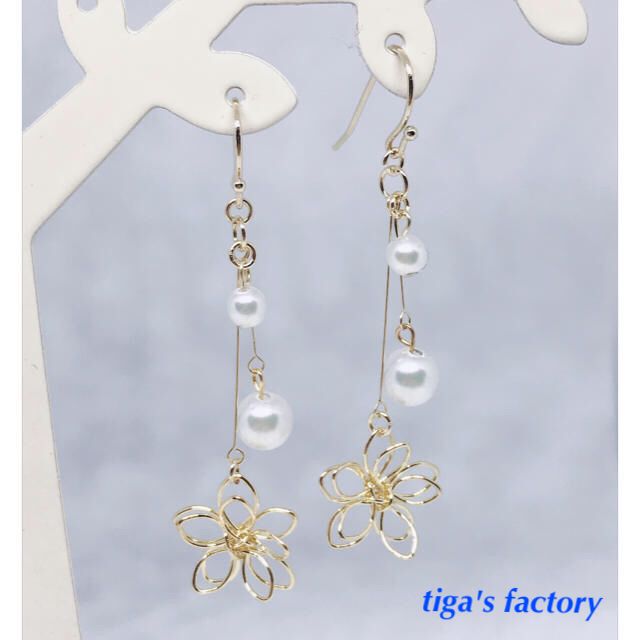 No 140 パールとワイヤーフラワーのピアス イヤリングの通販 By Tiga S Factory S Shop ラクマ