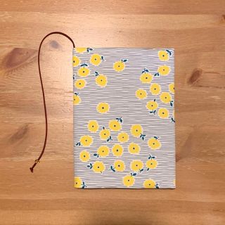 《 四六判》ブックカバー  ハンドメイド 黄色いお花(ブックカバー)