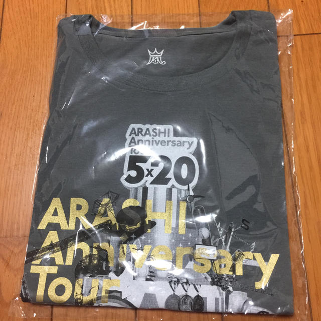 嵐(アラシ)の嵐5x10Tシャツ グレー新品未開封 エンタメ/ホビーのタレントグッズ(アイドルグッズ)の商品写真