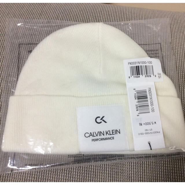ck Calvin Klein(シーケーカルバンクライン)のCALVIN KLEIN ニット帽 新品 カルバンクライン レディース　半額以下 レディースの帽子(ニット帽/ビーニー)の商品写真