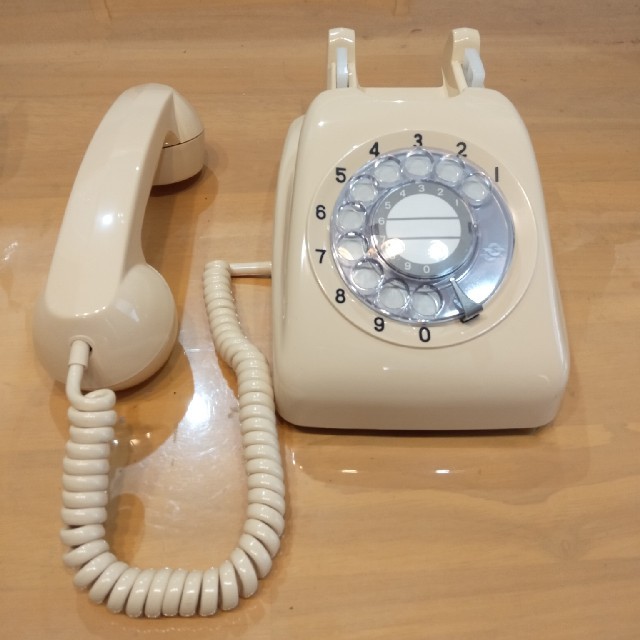 MALU1003様　未使用  昭和60年製  ダイヤル式固定電話機　クリーム色 スマホ/家電/カメラのスマートフォン/携帯電話(その他)の商品写真