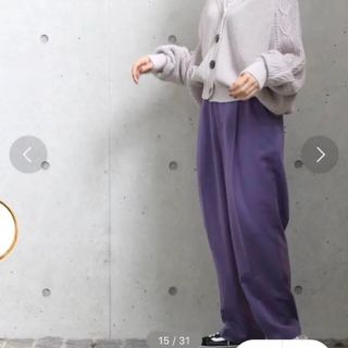 ダブルクローゼット(w closet)の美品/センタープレスカラータックパンツ(カジュアルパンツ)