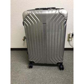 キャリーケースMサイズ　訳あり未使用品　シルバー(旅行用品)