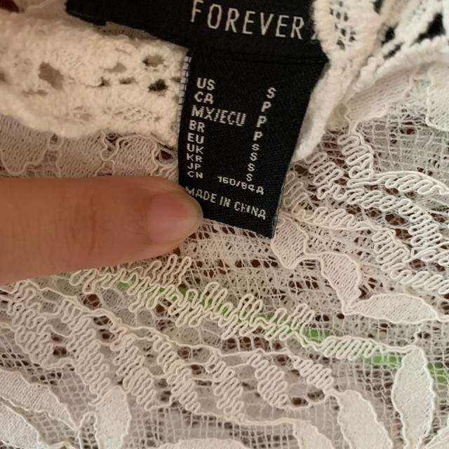 FOREVER 21(フォーエバートゥエンティーワン)のレーストップス レディースのトップス(シャツ/ブラウス(半袖/袖なし))の商品写真