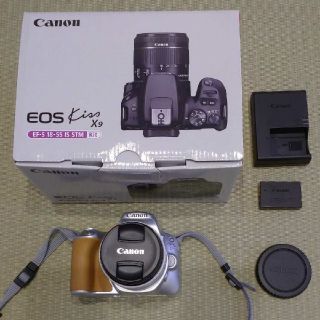 キヤノン(Canon)のkissx9 EF-S18-55 IS STM レンズキット　シルバー(デジタル一眼)