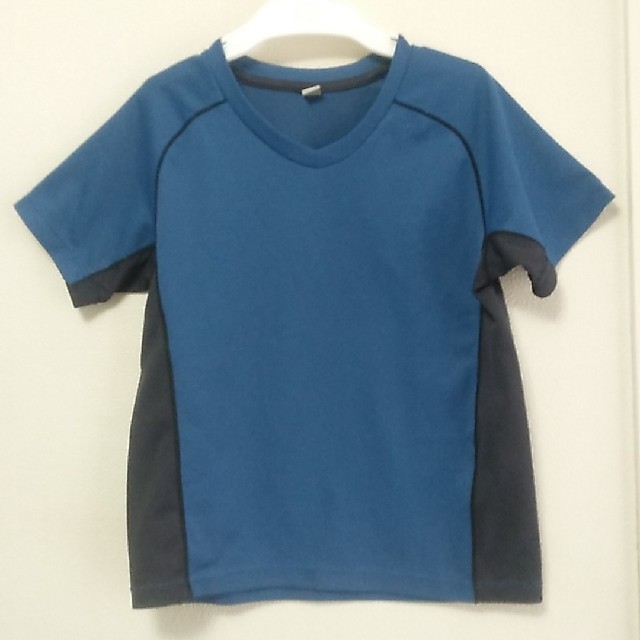 UNIQLO(ユニクロ)の【送料込】ユニクロ　半袖ドライシャツ　Vネック　ブルー　サイズ120 キッズ/ベビー/マタニティのキッズ服男の子用(90cm~)(Tシャツ/カットソー)の商品写真
