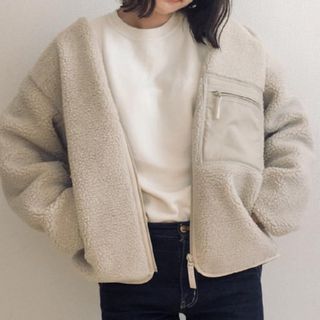 ユニクロ(UNIQLO)のユニクロ U ボアフリースカーディガン S ベージュ ホワイト UNIQLO(カーディガン)