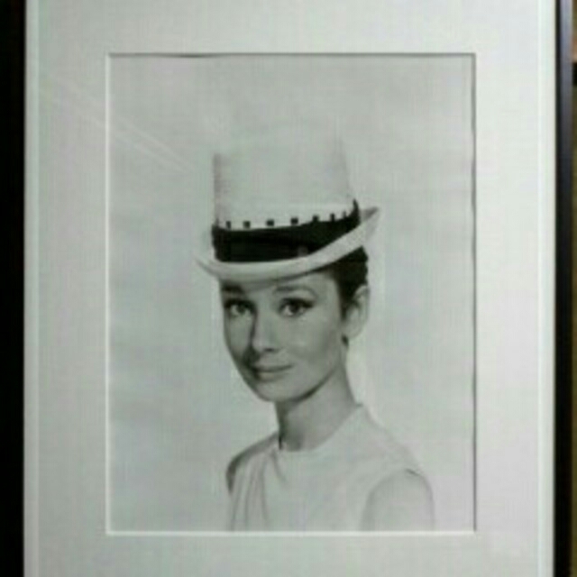 オードリーヘップバーン 美しい王道モノトーン展示物　AUDREY HEPBURN エンタメ/ホビーのアート用品(写真額縁)の商品写真