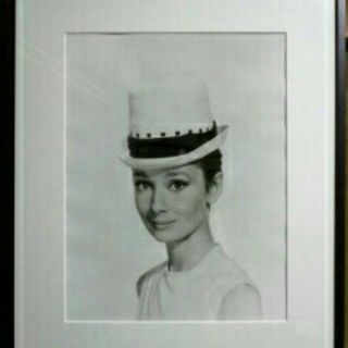 オードリーヘップバーン 美しい王道モノトーン展示物　AUDREY HEPBURN(写真額縁)