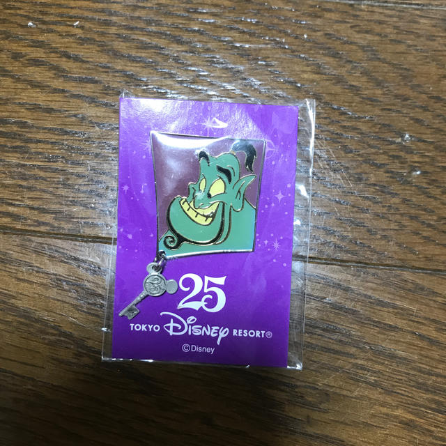 Disney(ディズニー)のディズニーランド　25周年 非売品　バッチ　ジーニー エンタメ/ホビーのアニメグッズ(バッジ/ピンバッジ)の商品写真