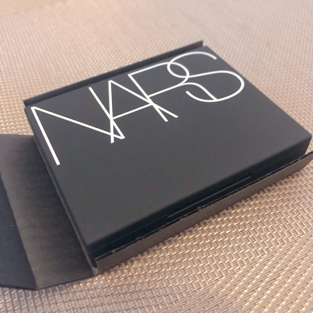 NARS(ナーズ)のNARS ライトリフレクティング セッティングパウダー プレスト N ナーズ コスメ/美容のベースメイク/化粧品(フェイスパウダー)の商品写真