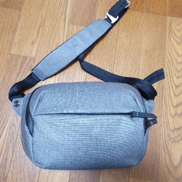 peak design 5L グレー sling bag スマホ/家電/カメラのカメラ(ケース/バッグ)の商品写真