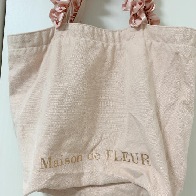 Maison de FLEUR(メゾンドフルール)のMaison de FLEURフリルハンドル トートバッグ 薄ピンク レディースのバッグ(トートバッグ)の商品写真