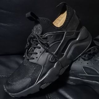 ナイキ(NIKE)の
限定即完売トリプルブラック!ナイキエアハラチ高級スニーカー入手困難!


(スニーカー)