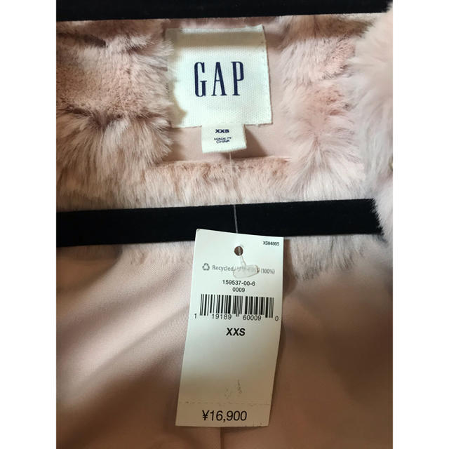 GAP(ギャップ)の【タグ付き】GAP ファーコート　薄いピンク色 レディースのジャケット/アウター(毛皮/ファーコート)の商品写真