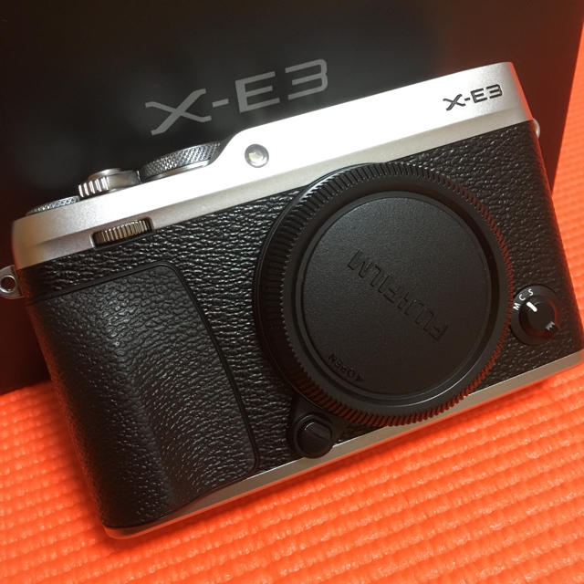 富士フイルム(フジフイルム)の美品 富士フイルム X-E3 スマホ/家電/カメラのカメラ(ミラーレス一眼)の商品写真