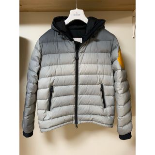 モンクレール(MONCLER)のモンクレール　オフホワイト　ダウンジャケット(ダウンジャケット)