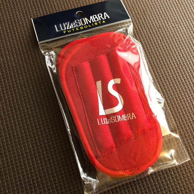 LUZ(ルース)のルースイソンブラ  レガース  スポーツ/アウトドアのサッカー/フットサル(その他)の商品写真