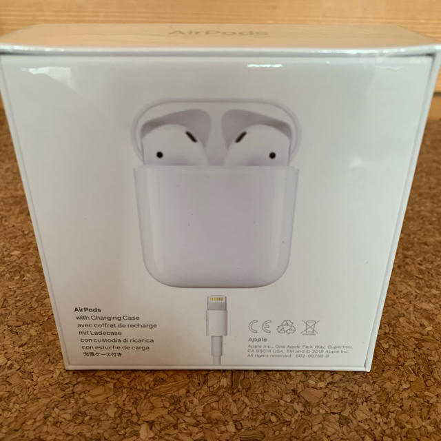 Apple(アップル)のAirPods with Charging Case 第2世代　MV7NJ/A スマホ/家電/カメラのオーディオ機器(ヘッドフォン/イヤフォン)の商品写真