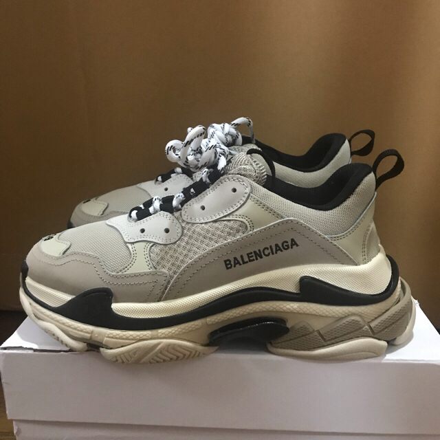 Balenciaga(バレンシアガ)の新品未使用 スニーカー トリプル S レディースの靴/シューズ(スニーカー)の商品写真