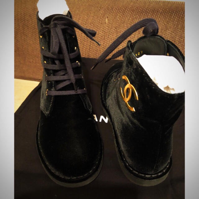 CHANEL(シャネル)のシャネル　ショートブーツ　ブラック レディースの靴/シューズ(ブーツ)の商品写真