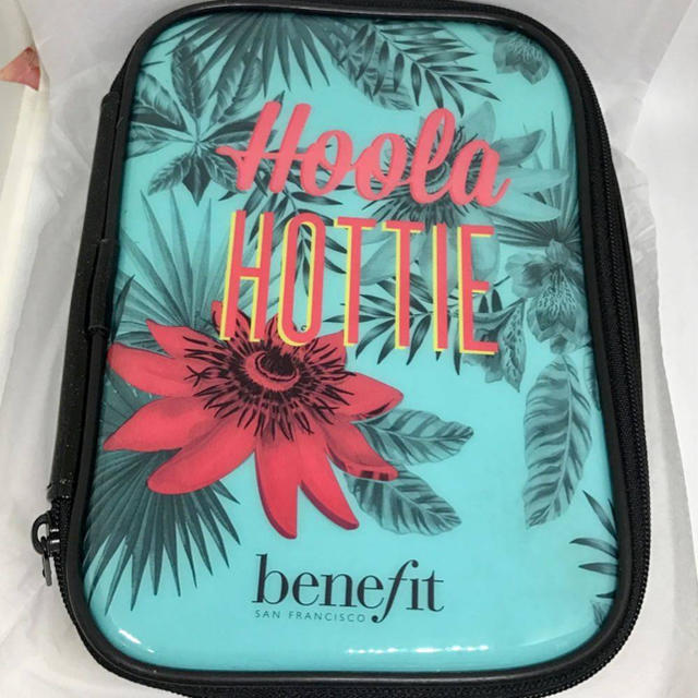 Benefit(ベネフィット)の新品 Benefit ベネフィット ポーチ hoola hottie ラメ入り レディースのファッション小物(ポーチ)の商品写真