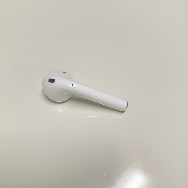 Apple(アップル)のAirPods 片耳　R スマホ/家電/カメラのオーディオ機器(ヘッドフォン/イヤフォン)の商品写真