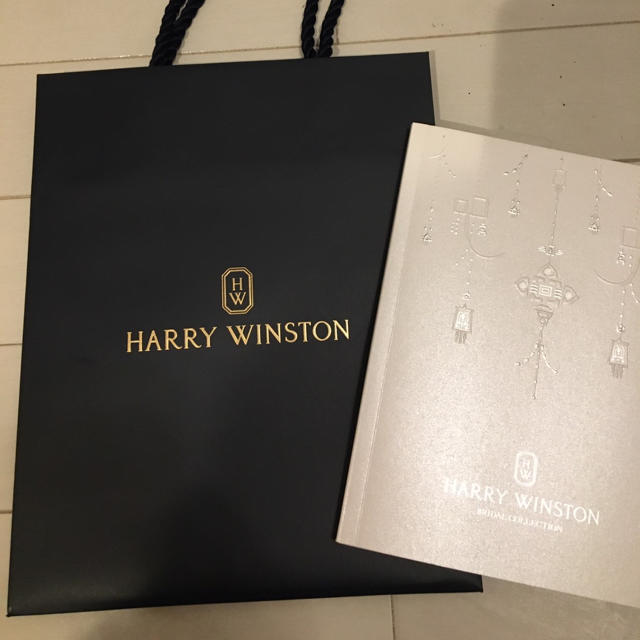 HARRY WINSTON(ハリーウィンストン)のHARRY WINSTON 紙袋　最新カタログ　セット レディースのバッグ(ショップ袋)の商品写真