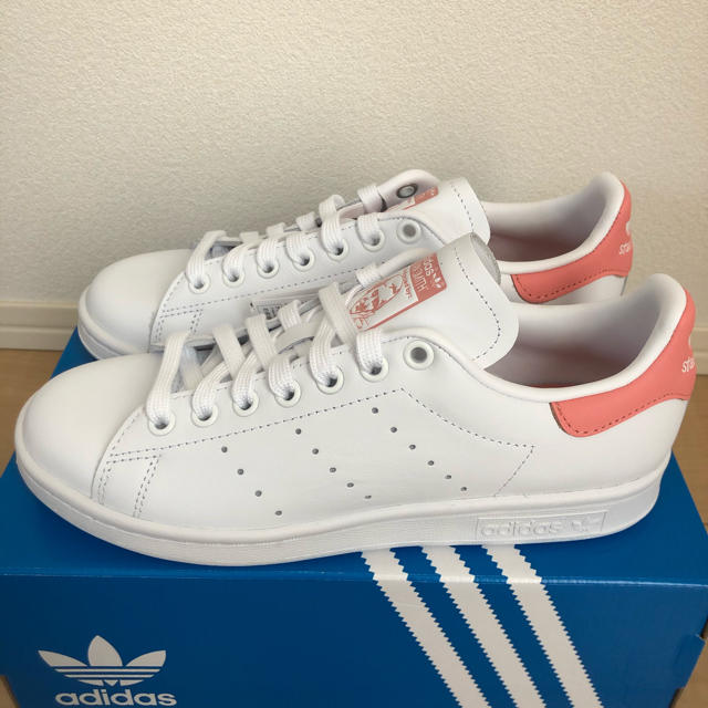 adidas(アディダス)のadidas スタンスミス　ピンク　新品　23.5cm レディースの靴/シューズ(スニーカー)の商品写真